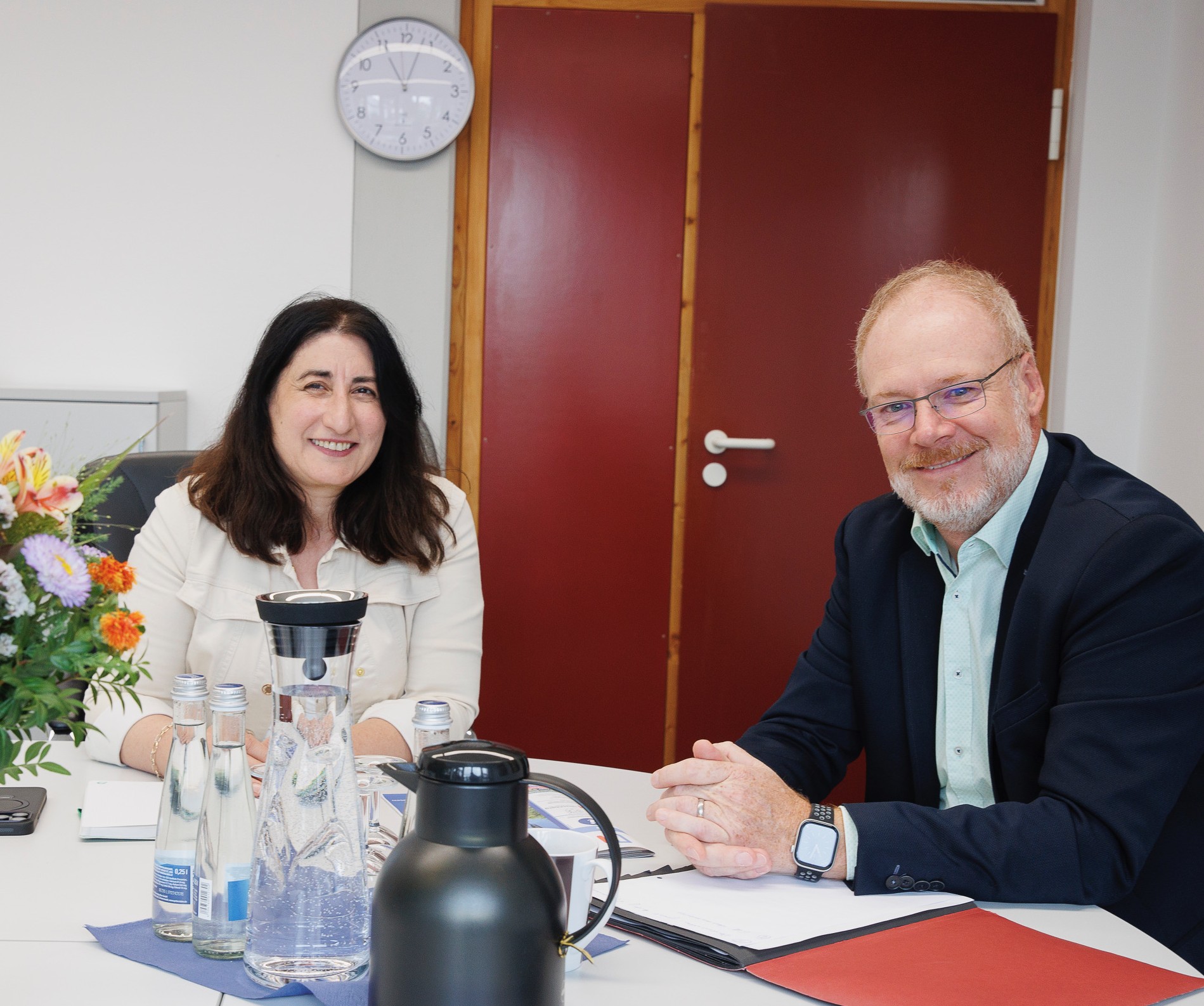 Fadime Tuncer mit dem Hirschberger Bürgermeister Ralf Gänshirt